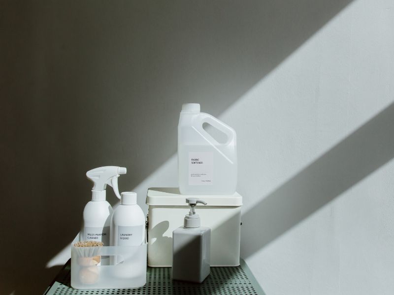 Pierwsze kroki w świecie profesjonalnych środków czystości - podstawowe zasady i produkty, których nie może zabraknąć