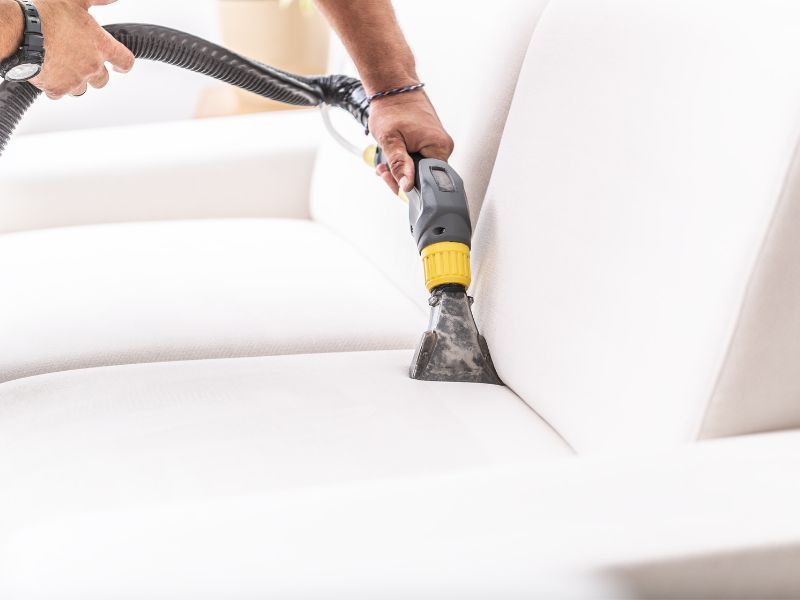 Jak skutecznie usunąć zacieki na kanapie?