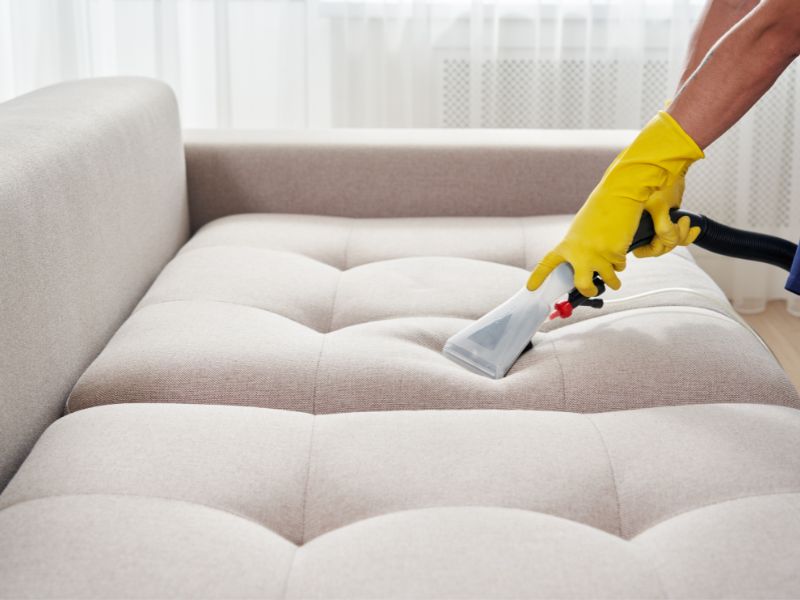 Pranie kanapy w domu – co warto wiedzieć?